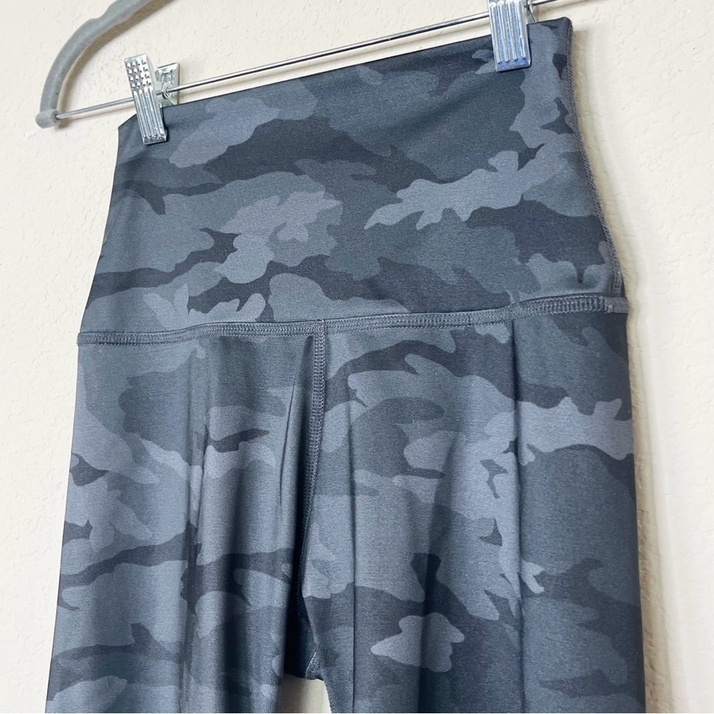 Beyond Yoga Spacedye Printed High Waisted‎ Biker Shorts in Silver Mist Camo - Picture 4 of 10